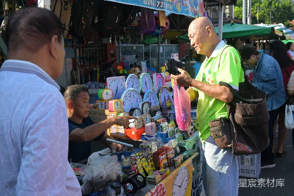 高清摄影 一个男人在户外市场买了一些东西。