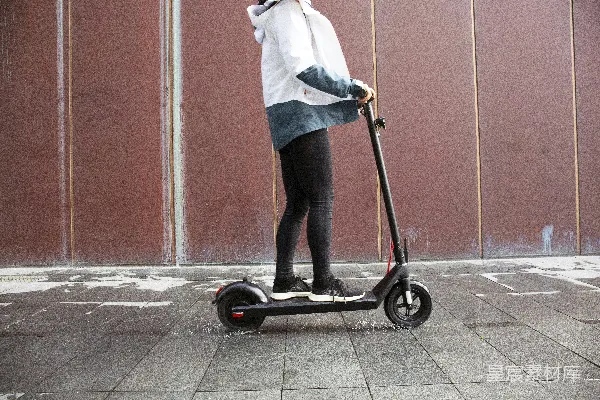 高清摄影 城市街道上骑着滑板的人