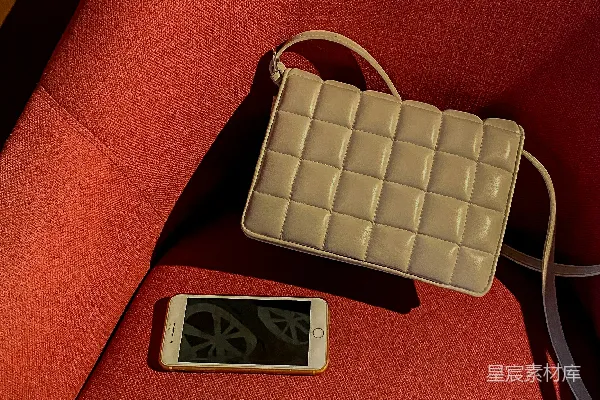高清摄影 红色的椅子上有一个白色的包。