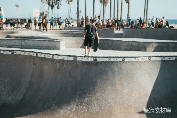 高清摄影 站一个人，手握滑板放在混凝土平台上