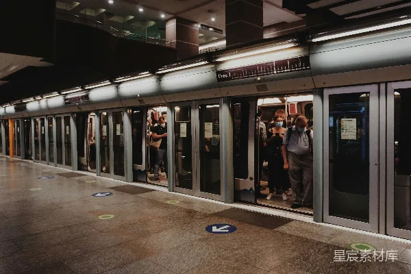 高清摄影 人们在棕色的地砖上行走