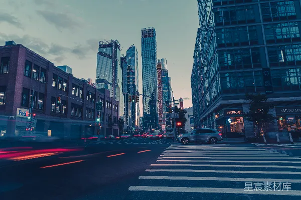 高清摄影 一座街道两旁挤满了高大的建筑物的城市