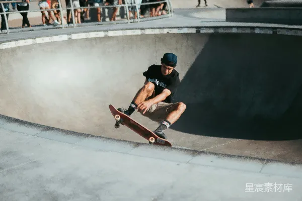 高清摄影 男人在 skateboard 道路上滑板
