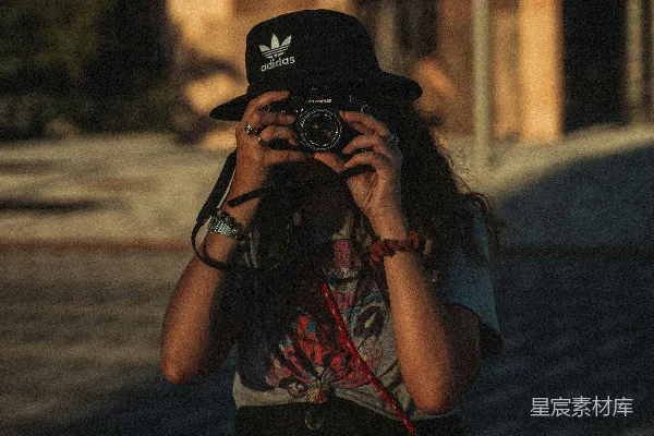 高清摄影 黑色上衣的女人正拿着黑色尼康 DSLR 摄影相机。