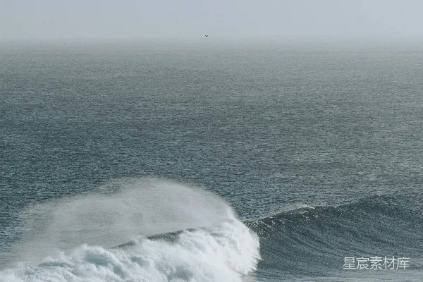 高清摄影 海滩上的海浪 crashing