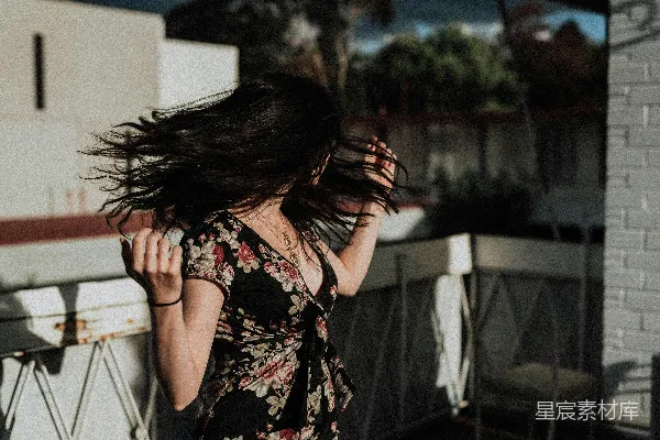 高清摄影 女人在阳台晃动她的头发