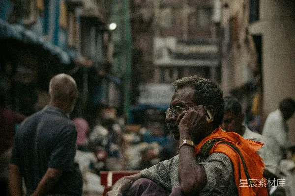 高清摄影 坐在长椅上的人在打电话。