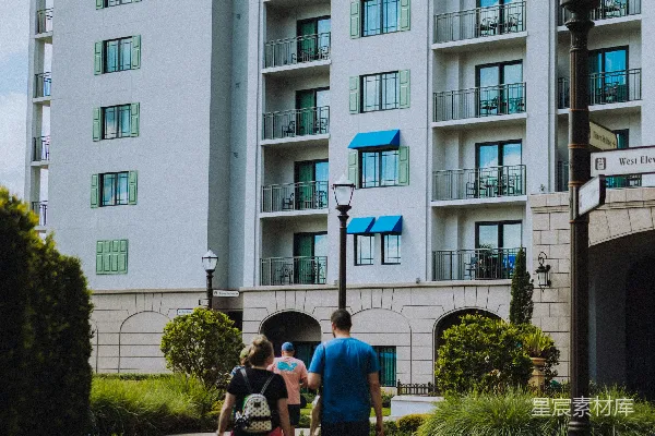 高清摄影 几个行人走在人行道上