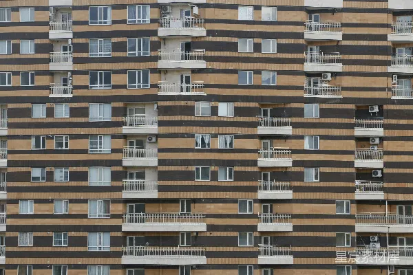 高清摄影 一座有许多窗户和阳台的高大建筑