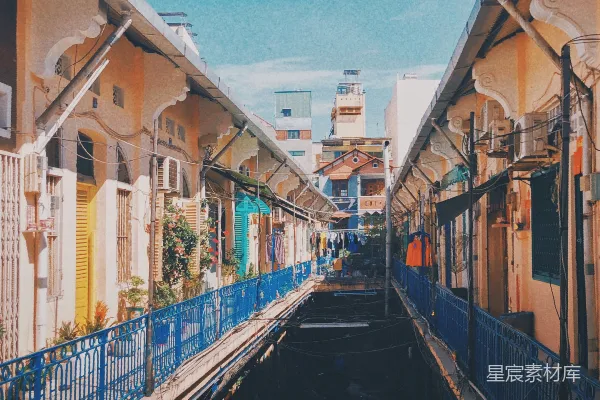 高清摄影 一条狭窄的街道，两侧是建筑，有蓝色的栏杆。