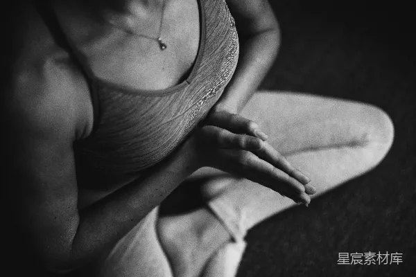 高清摄影 白色T恤衫和内裤的女人