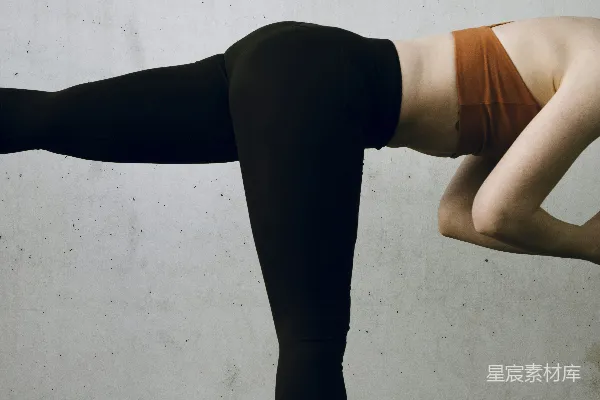 高清摄影 身穿黑色和橙色的女子正在做瑜伽姿势