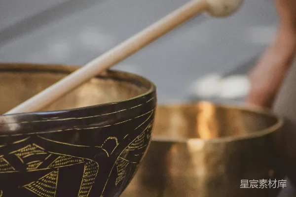 高清摄影 棕色木棍放在蓝色和白色的陶瓷碗上