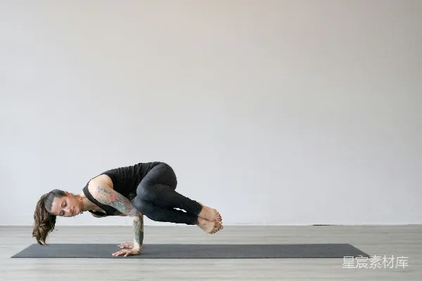 高清摄影 黑色上衣和灰色 leggings 的女人在做瑜伽