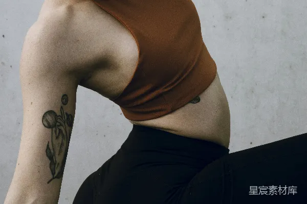 高清摄影 手臂上有一道纹身的女人