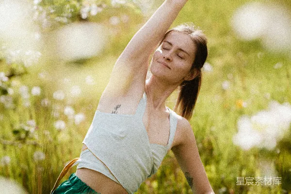 高清摄影 躺在草地上的一位妇女