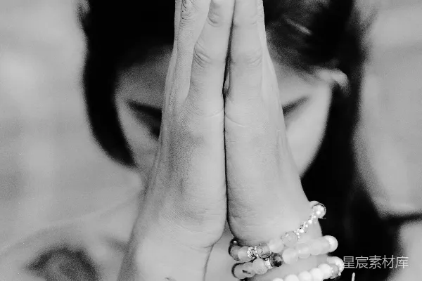 高清摄影 女性祈祷壁纸