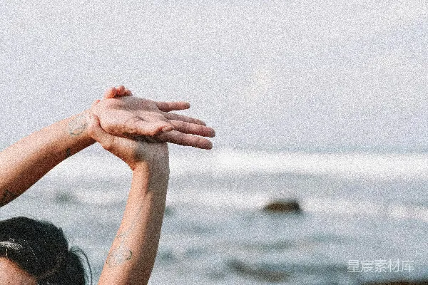 高清摄影 女士在白天海滩上双手相握