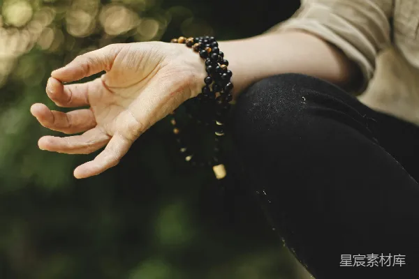 高清摄影 户外进行冥想的人