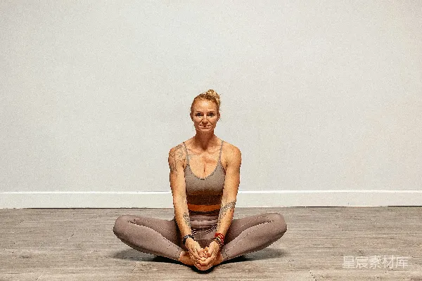 高清摄影 一个女人坐在地上做瑜伽姿势