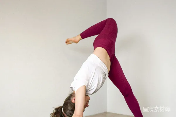 高清摄影 白色上衣和紫色 leggings 的女子正在做瑜伽