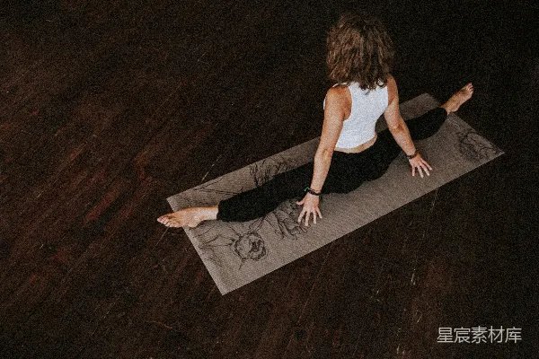高清摄影 白上衣短款连衣裙搭配黑色紧身 leggings 做瑜伽的女子