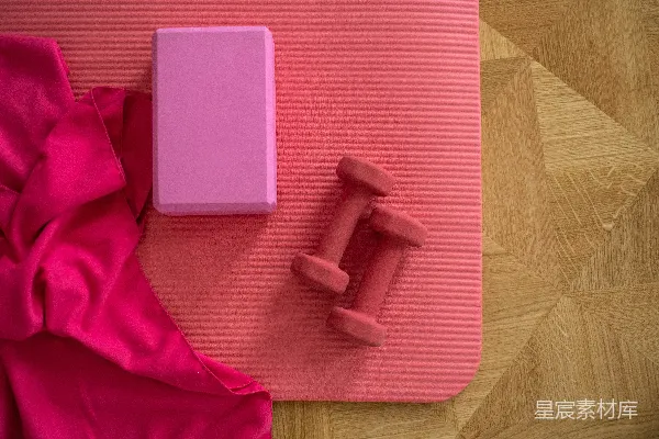 高清摄影 粉红色和灰色的圆角椅子