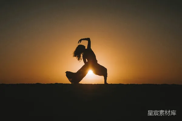 高清摄影 一个人在夕阳前做倒立