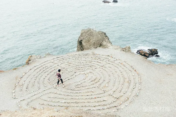 高清摄影 白天人在海滩上行走