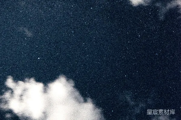满天星斗与云彩的夜晚天空