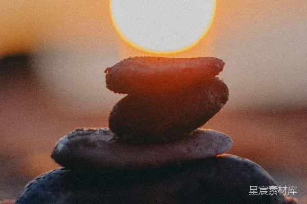 高清摄影 远处有太阳的黑色石头