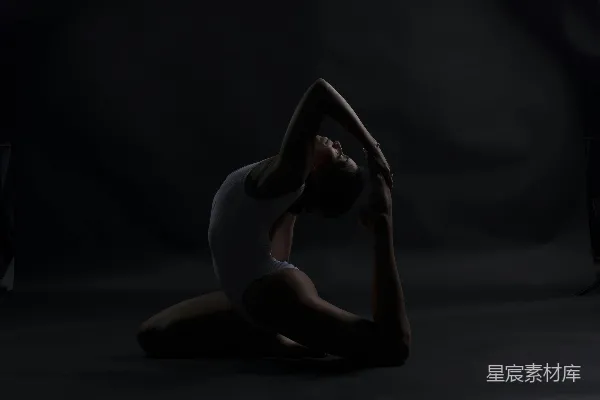 高清摄影 黑色紧身上衣的女人弯着身子