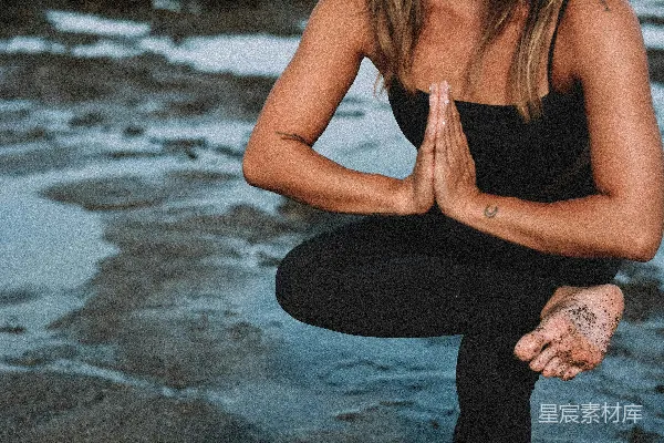 高清摄影 黑色上衣和黑色紧身裤的女人在海滩岸边的白天坐着