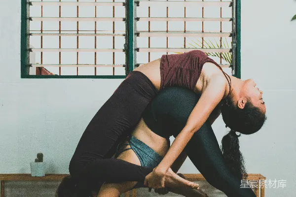 高清摄影 蓝色T恤和黑色 leggings 的女子正在做瑜伽