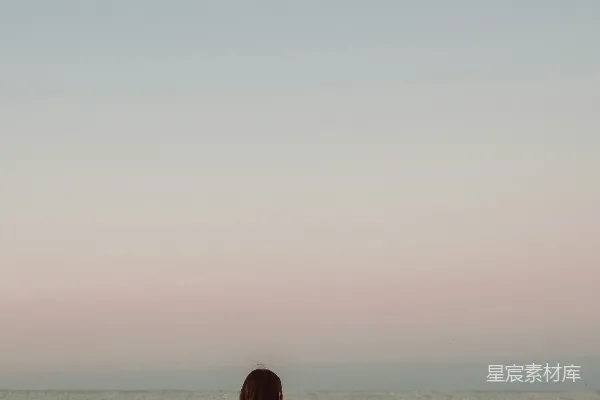 高清摄影 黑色连衣裙的女人在海滩上白天站立