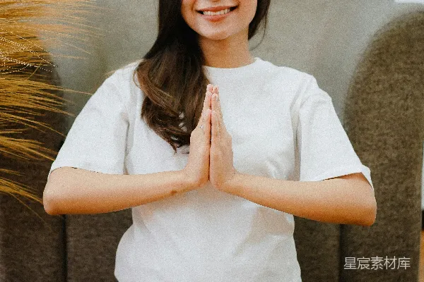 高清摄影 白衬衫和黑白条纹裤的女子坐在棕色的沙发上，身穿白色上衣。