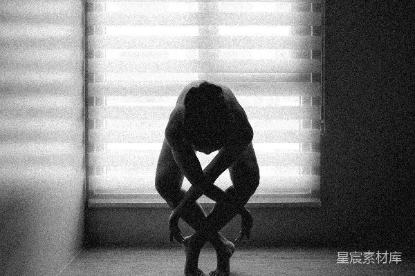高清摄影 黑色长裙女子在木质地板上跳跃