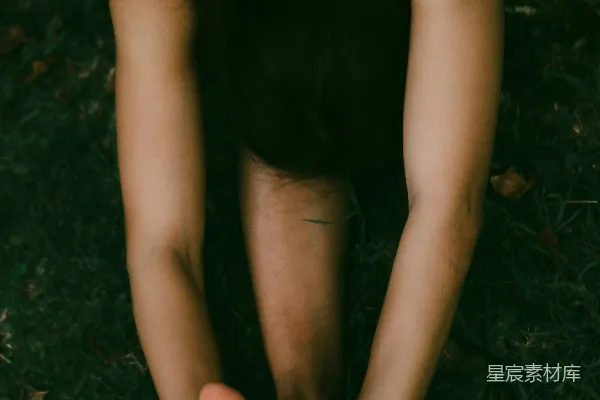 高清摄影 地上趴着的人双手放在膝盖上