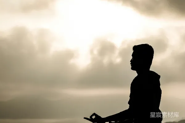 高清摄影 一个男人坐在山顶上打坐。