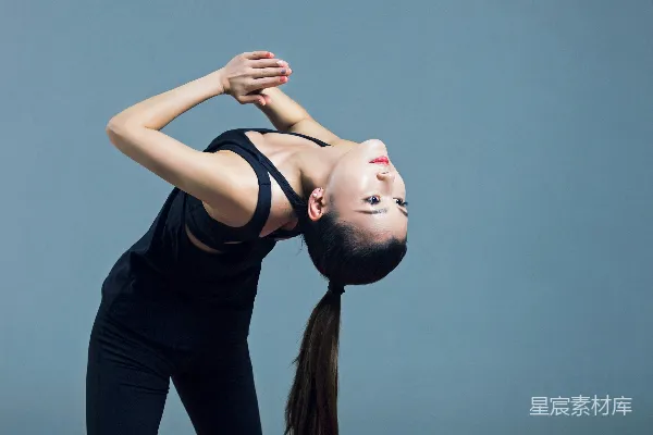 高清摄影 黑色上衣和蓝色裤子的女人正在做瑜伽