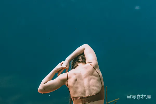 高清摄影 一个男人坐在草地上的一块冲浪板上