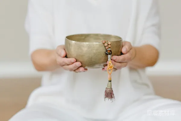 高清摄影 手中拿着一只碗的人