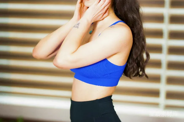 高清摄影 一位妇女站在窗前，双手捂住脸。