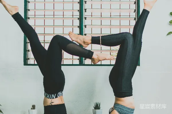 高清摄影 黑色上衣穿着者的黑色运动bra和黑色紧 leggings 做瑜伽