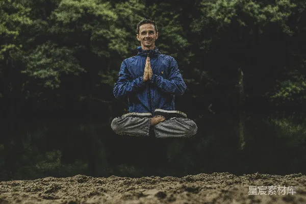 高清摄影 身穿蓝色高领毛衣的男人正在漂浮