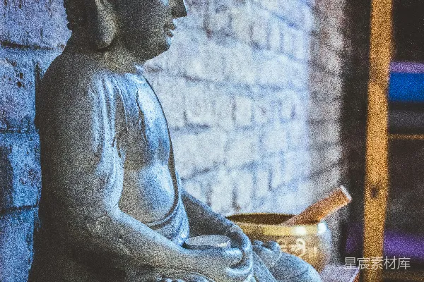 高清摄影 一尊佛像坐在木桌之上