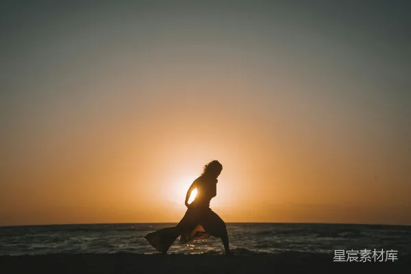 高清摄影 一个女人站在海滩上，靠近海边。