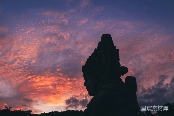 高清摄影 夕阳下云层中的模糊人影