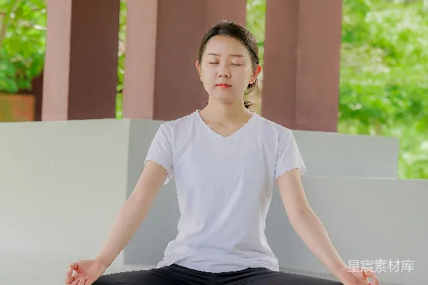 高清摄影 一个女人正在打坐姿势中坐着