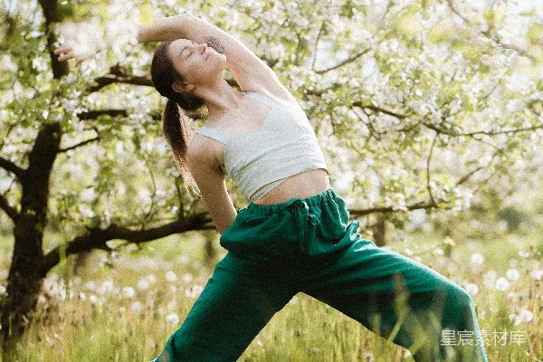 高清摄影 躺在草地上的人 under a tree